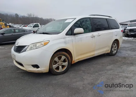 2011 Toyota Sienna Le V6 z USA, uszkodzony, nr VIN 5TDKK3DC8BS142136